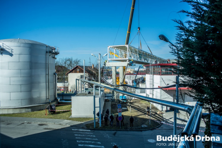 Instalace tubusu lávky Budvaru přes Kněžkodvorskou ulici