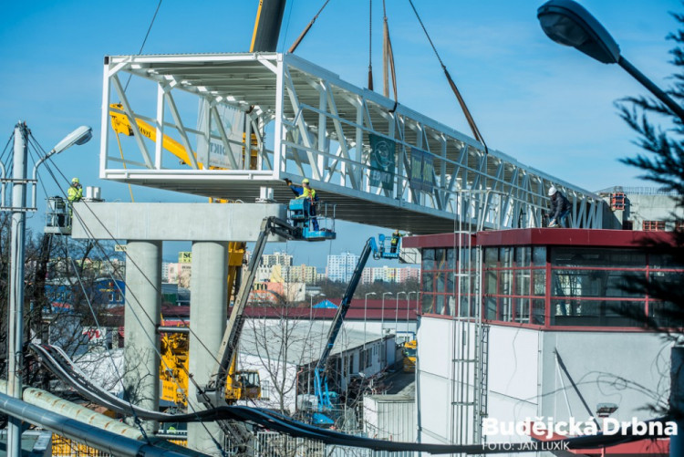 Instalace tubusu lávky Budvaru přes Kněžkodvorskou ulici