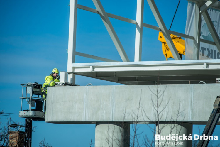 Instalace tubusu lávky Budvaru přes Kněžkodvorskou ulici