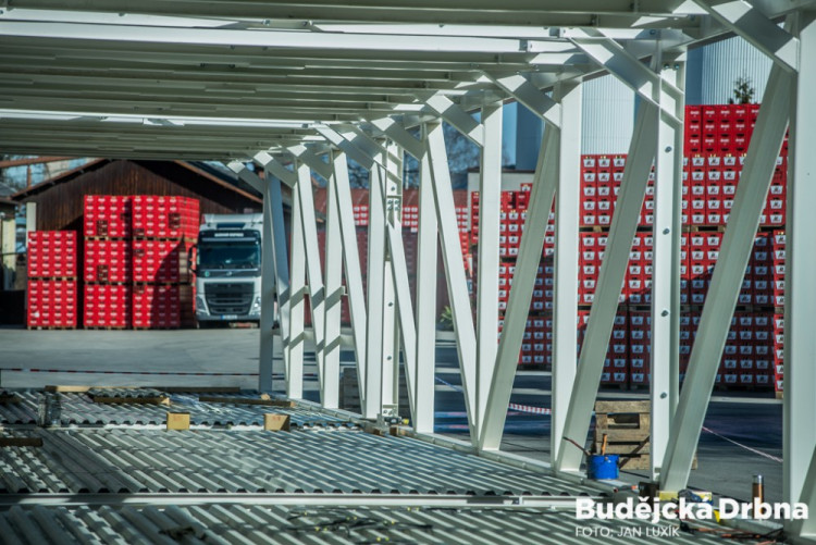 Instalace tubusu lávky Budvaru přes Kněžkodvorskou ulici