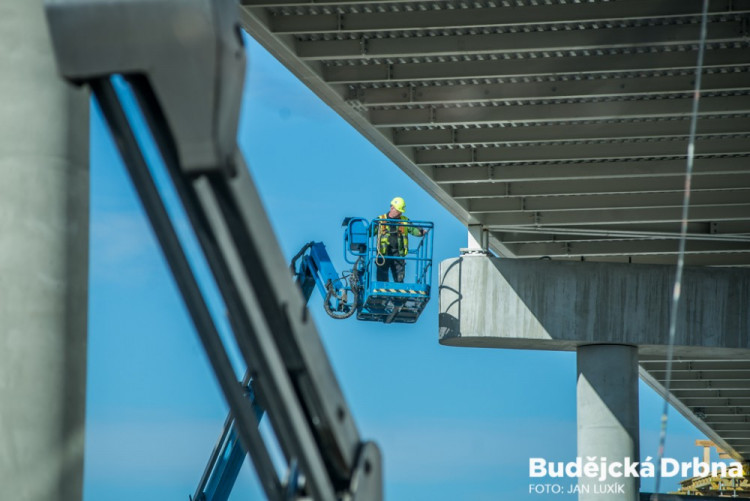 Instalace tubusu lávky Budvaru přes Kněžkodvorskou ulici