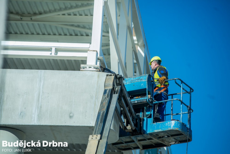 Instalace tubusu lávky Budvaru přes Kněžkodvorskou ulici