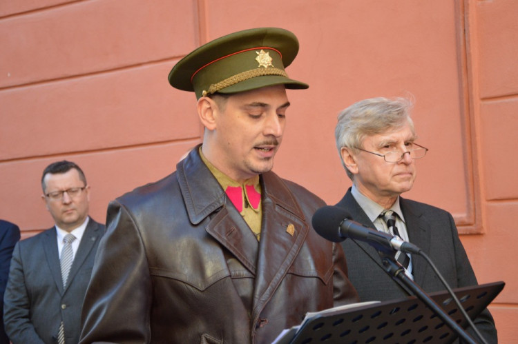 FOTOGALERIE: V Šemberově ulici odhalili pamětní desku Václava Morávka, bojovníka proti nacismu