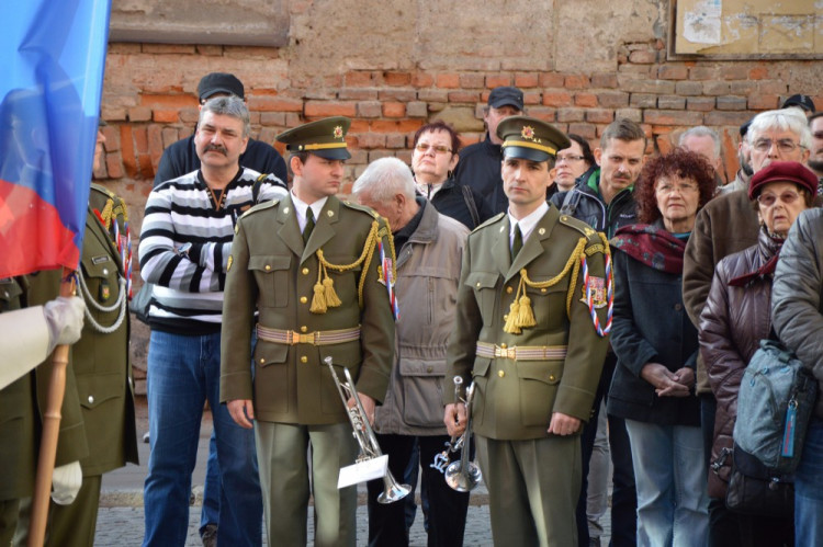 FOTOGALERIE: V Šemberově ulici odhalili pamětní desku Václava Morávka, bojovníka proti nacismu