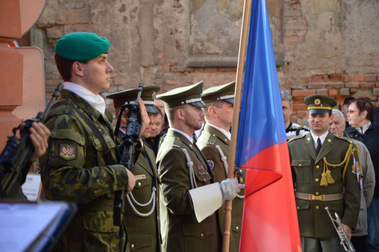 FOTOGALERIE: V Šemberově ulici odhalili pamětní desku Václava Morávka, bojovníka proti nacismu