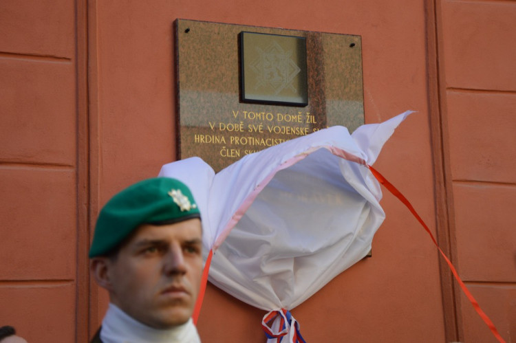 FOTOGALERIE: V Šemberově ulici odhalili pamětní desku Václava Morávka, bojovníka proti nacismu