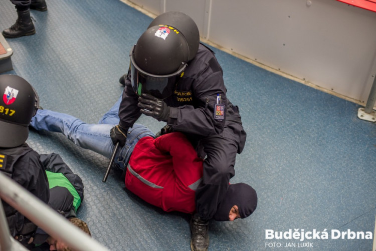 Policejní cvičení v Budvar aréně