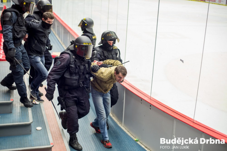 Policejní cvičení v Budvar aréně