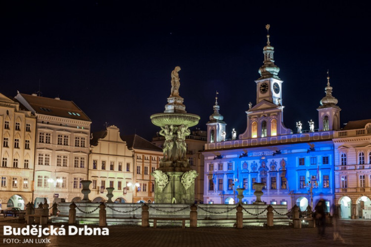 Českobudějovická radnice se připojila k celosvětové kampani „Rozsviťme se modře"