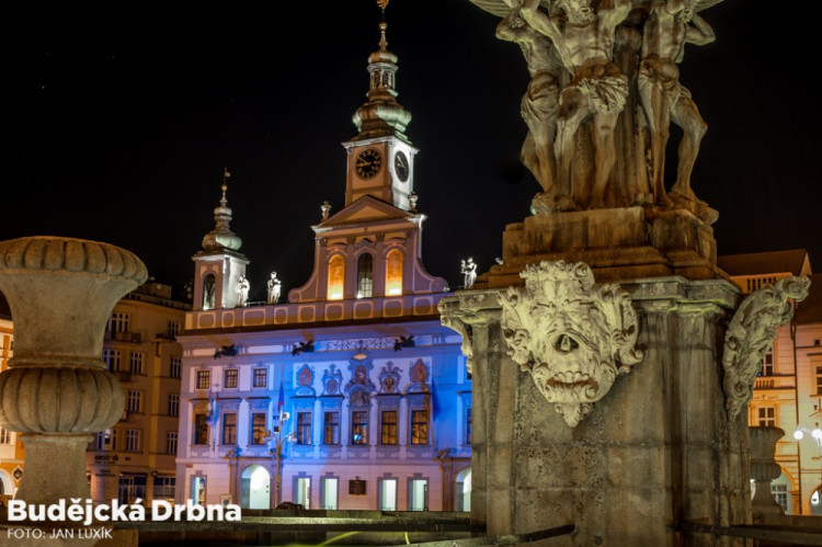 Českobudějovická radnice se připojila k celosvětové kampani „Rozsviťme se modře"