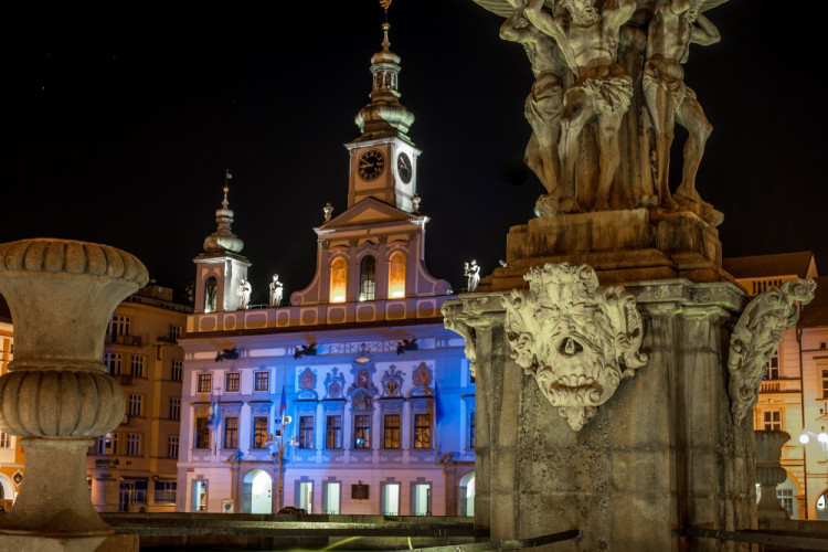 Českobudějovická radnice se připojila k celosvětové kampani „Rozsviťme se modře"