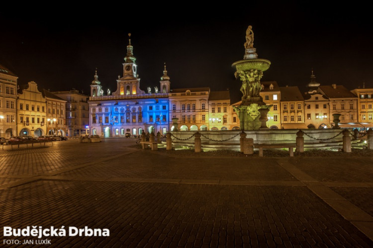 Českobudějovická radnice se připojila k celosvětové kampani „Rozsviťme se modře"