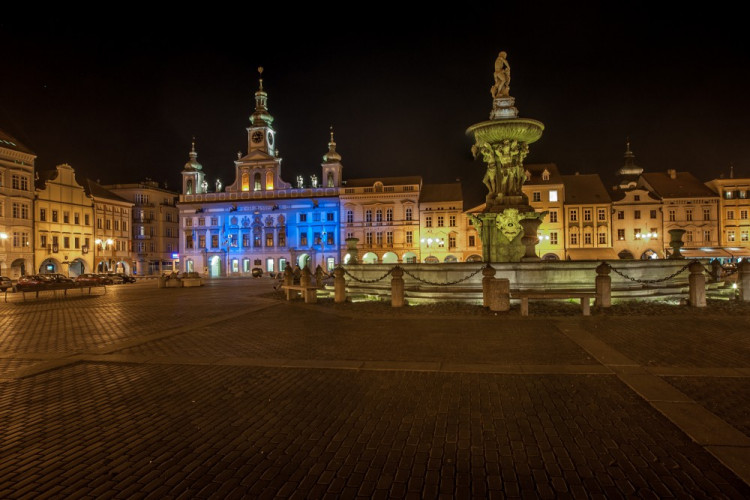 Českobudějovická radnice se připojila k celosvětové kampani „Rozsviťme se modře"