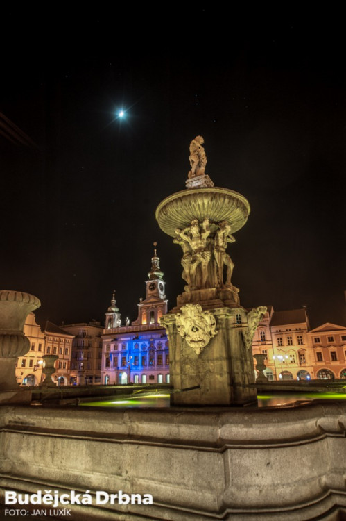 Českobudějovická radnice se připojila k celosvětové kampani „Rozsviťme se modře"