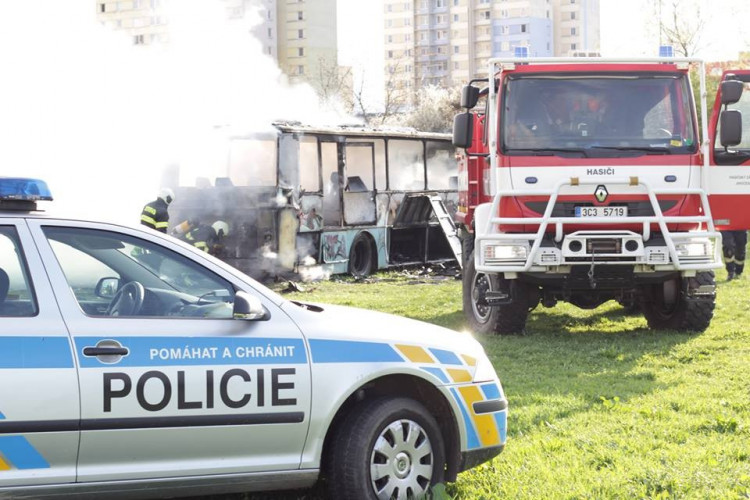 Požár vraku autobusu na louce u Vltavy v Českých Budějovicích