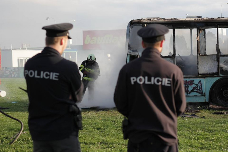Požár vraku autobusu na louce u Vltavy v Českých Budějovicích