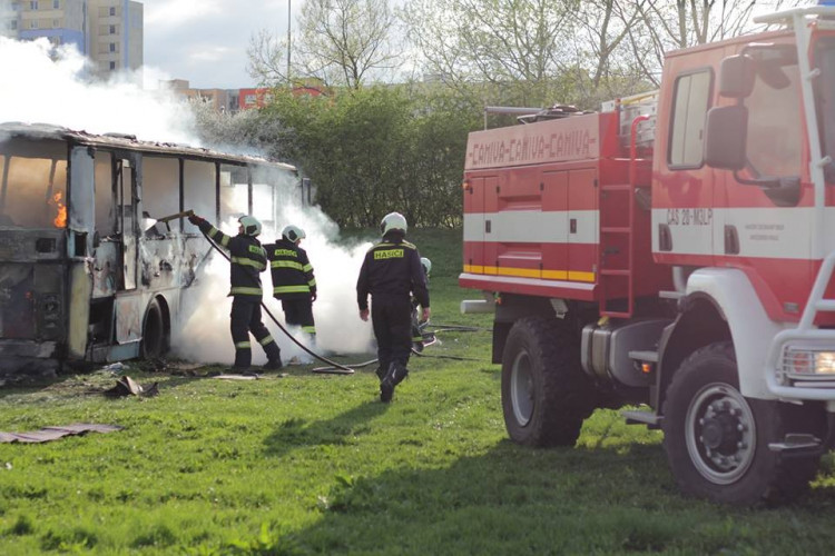 Požár vraku autobusu na louce u Vltavy v Českých Budějovicích
