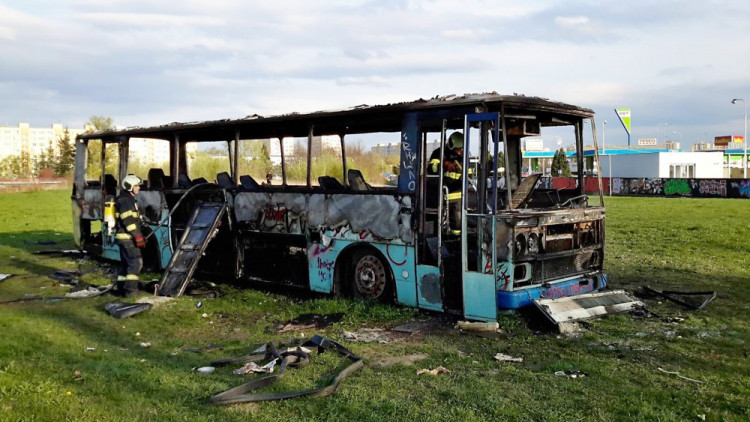 Požár vraku autobusu na louce u Vltavy v Českých Budějovicích