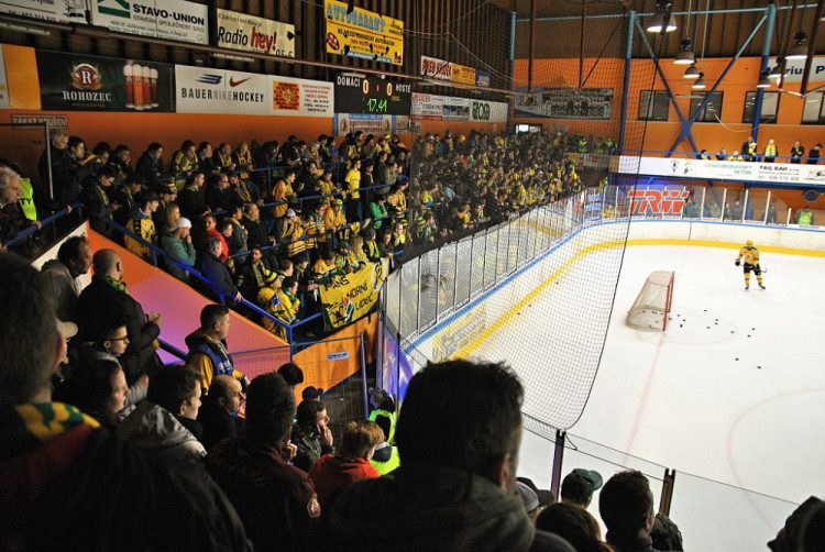 Do Jablonce přijely na hokej stovky fanoušků Vsetínu