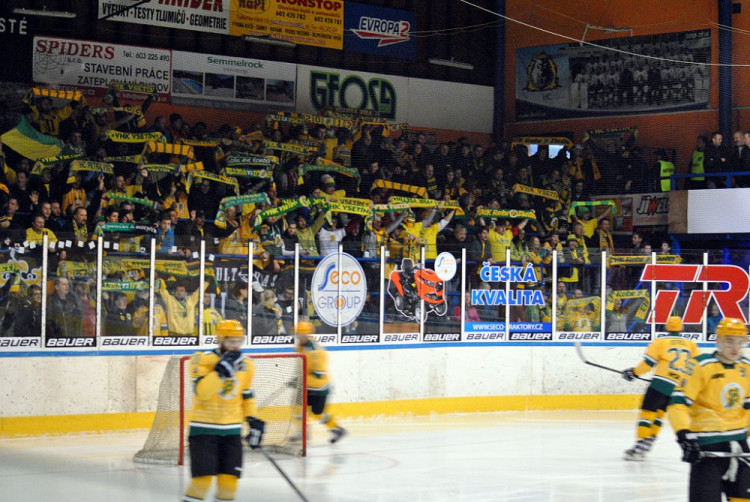Do Jablonce přijely na hokej stovky fanoušků Vsetínu