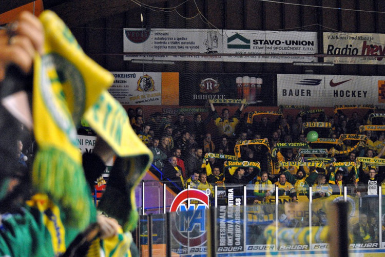 Do Jablonce přijely na hokej stovky fanoušků Vsetínu