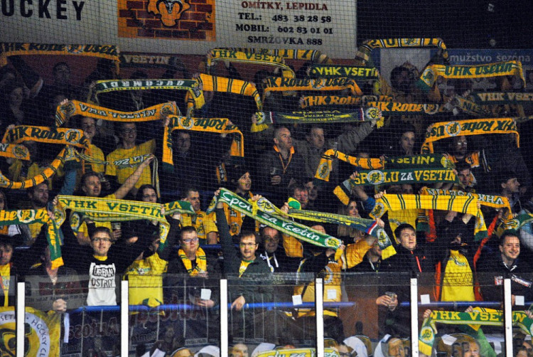 Do Jablonce přijely na hokej stovky fanoušků Vsetínu