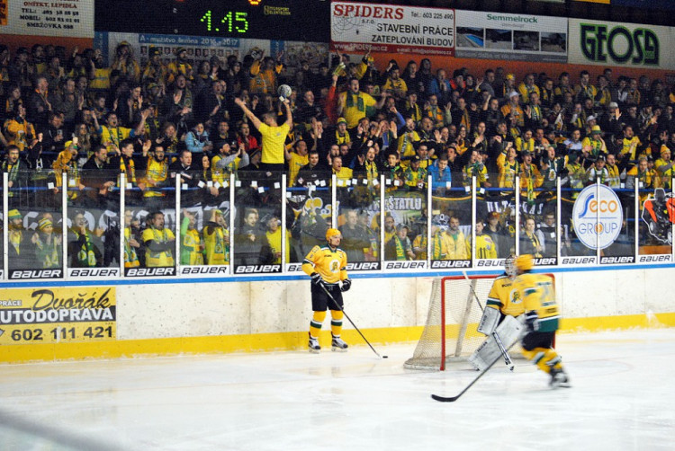 Do Jablonce přijely na hokej stovky fanoušků Vsetínu