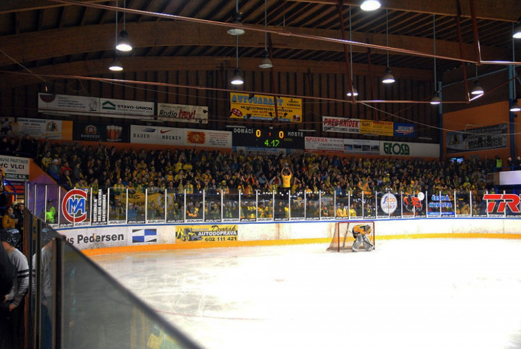 Do Jablonce přijely na hokej stovky fanoušků Vsetínu