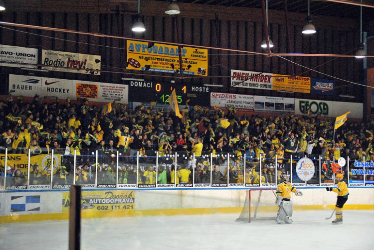 Do Jablonce přijely na hokej stovky fanoušků Vsetínu