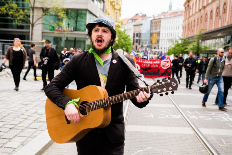 Brnem pochodovala krajní pravice. Odpůrci odpovídali bubnováním a zpěvem, Autor: Tomáš Hrivňák
