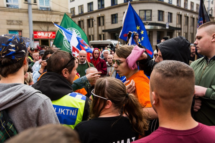 Brnem pochodovala krajní pravice. Odpůrci odpovídali bubnováním a zpěvem, Autor: Tomáš Hrivňák