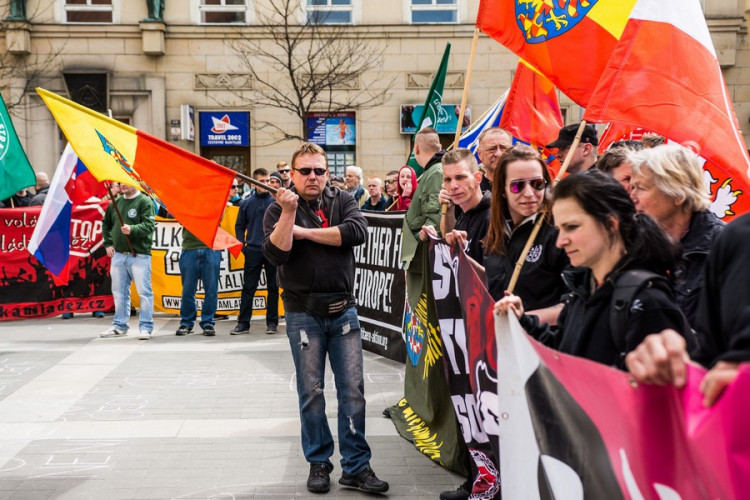 Brnem pochodovala krajní pravice. Odpůrci odpovídali bubnováním a zpěvem, Autor: Tomáš Hrivňák