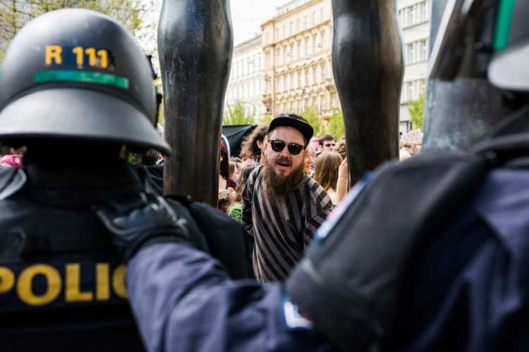 Brnem pochodovala krajní pravice. Odpůrci odpovídali bubnováním a zpěvem, Autor: Tomáš Hrivňák