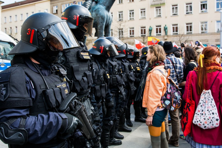 Brnem pochodovala krajní pravice. Odpůrci odpovídali bubnováním a zpěvem, Autor: Tomáš Hrivňák