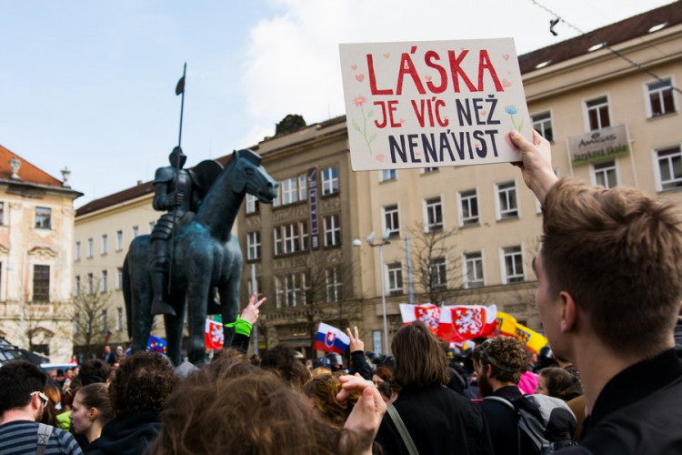 Brnem pochodovala krajní pravice. Odpůrci odpovídali bubnováním a zpěvem, Autor: Tomáš Hrivňák