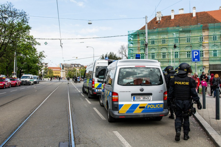 Brnem pochodovala krajní pravice. Odpůrci odpovídali bubnováním a zpěvem Autor: Tomáš Hrivňák