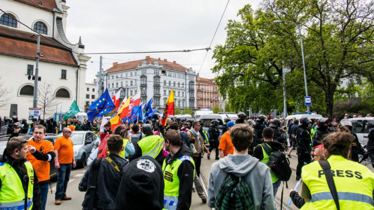 Brnem pochodovala krajní pravice. Odpůrci odpovídali bubnováním a zpěvem, Autor: Tomáš Hrivňák