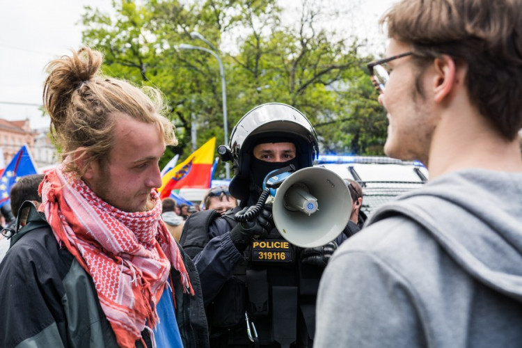 Brnem pochodovala krajní pravice. Odpůrci odpovídali bubnováním a zpěvem, Autor: Tomáš Hrivňák