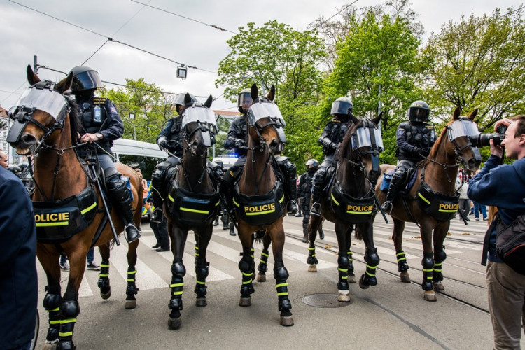 Brnem pochodovala krajní pravice. Odpůrci odpovídali bubnováním a zpěvem, Autor: Tomáš Hrivňák