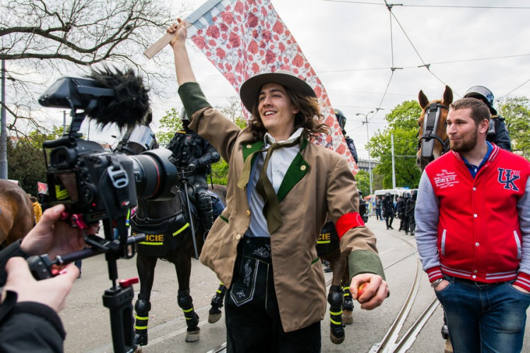 Brnem pochodovala krajní pravice. Odpůrci odpovídali bubnováním a zpěvem, Autor: Tomáš Hrivňák