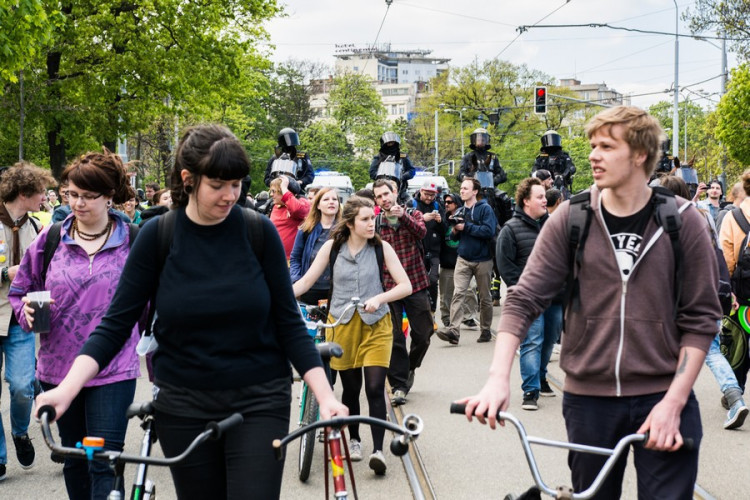 Brnem pochodovala krajní pravice. Odpůrci odpovídali bubnováním a zpěvem,Autor: Tomáš Hrivňák