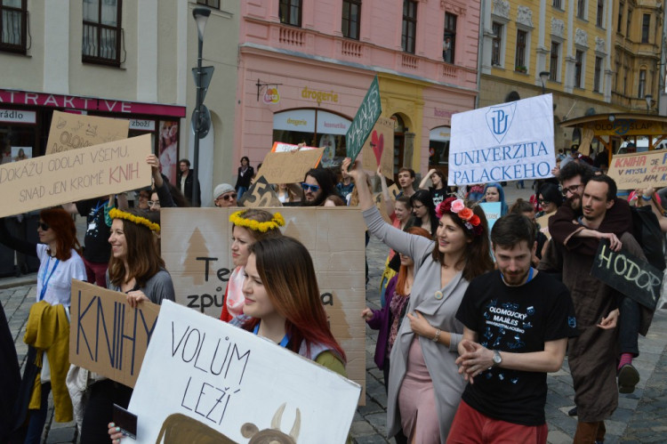 FOTOGALERIE: "Marek Eben" korunoval královnu Majálesu na Dolním náměstí