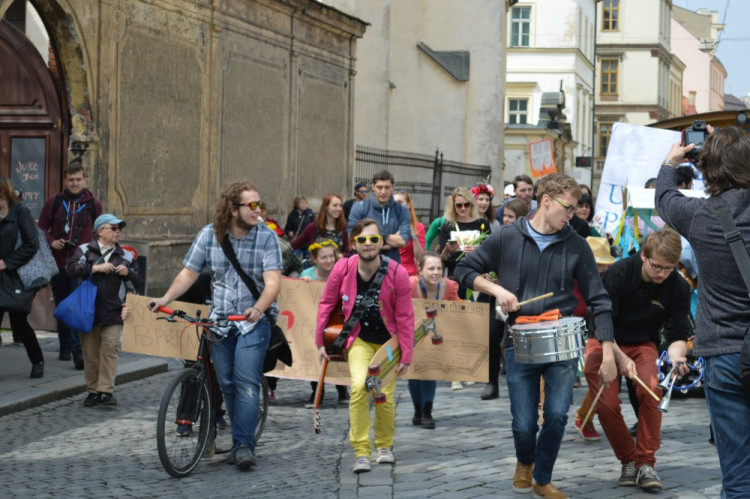 FOTOGALERIE: "Marek Eben" korunoval královnu Majálesu na Dolním náměstí