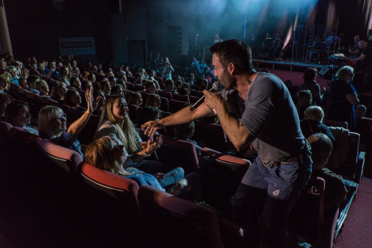 FOTO: Vypracovanější tělo Kino Metropol nezažilo. Publikum tam rozohnil Václav &quot;Noid&quot; Bárta