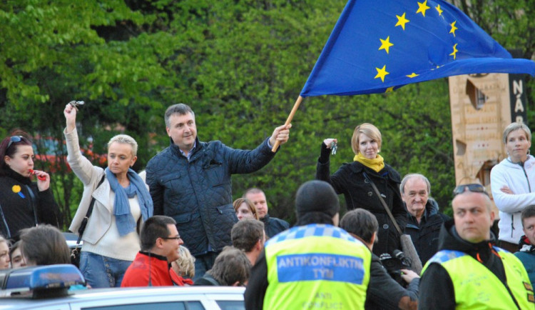 Demonstrace před Imperialem a jednání zástupců koalice s prezidentem