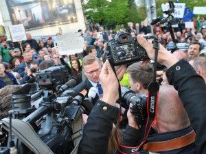 Demonstrace před Imperialem a jednání zástupců koalice s prezidentem
