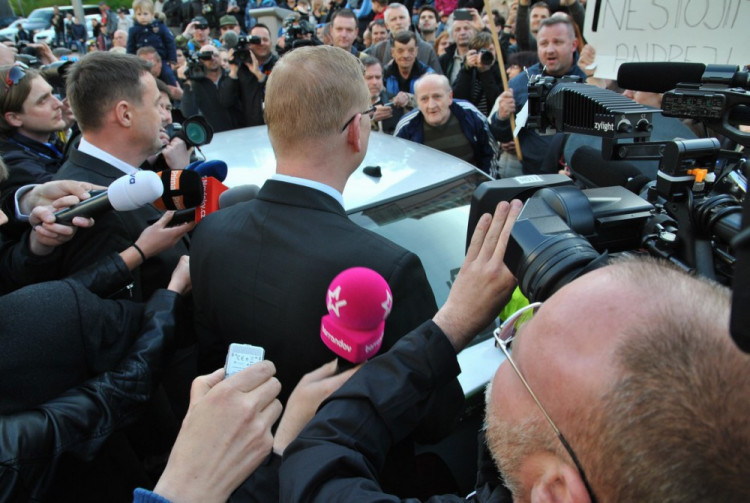 Demonstrace před Imperialem a jednání zástupců koalice s prezidentem