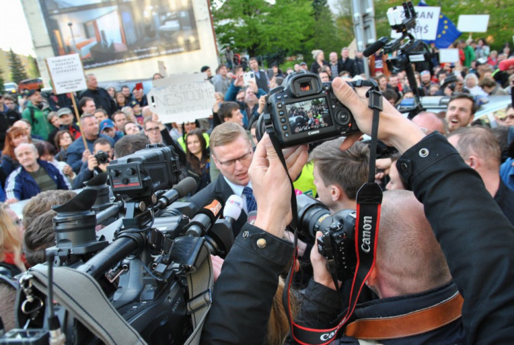 Demonstrace před Imperialem a jednání zástupců koalice s prezidentem