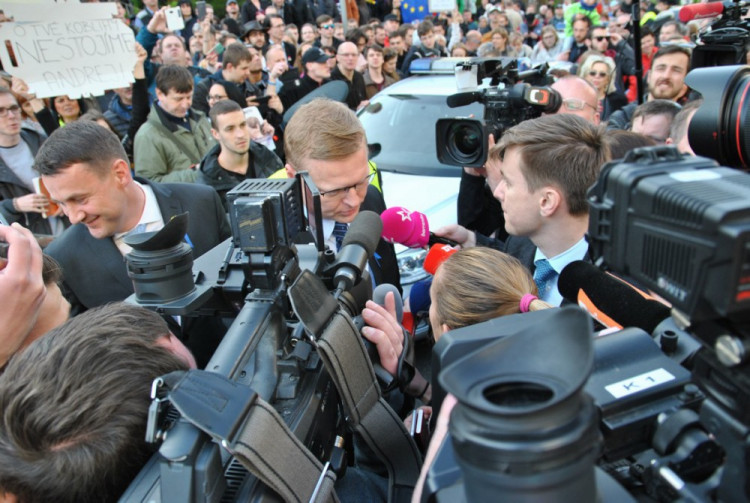 Demonstrace před Imperialem a jednání zástupců koalice s prezidentem