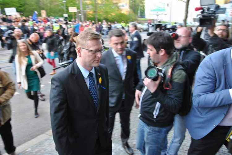 Demonstrace před Imperialem a jednání zástupců koalice s prezidentem